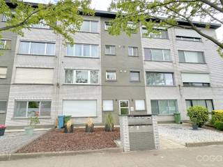 Dit vernieuwde appartement van 86 m² bevindt zich op de eerste verdieping van een verzorgd gebouw met lift, op wandelafstand van winkels en...