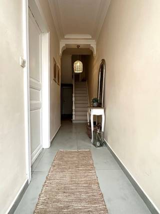 <p>Deze grote BURGERWONING is pal in het centrum van Ronse gelegen, nabij Grote Markt, scholen, winkels en openbaar vervoer. INDELING: ruime inkom en traphal, dubbele gezellige leefruimte, extra eetplaats, aparte keuken met berging (waar terras mogelijk is). Op de 1ste verdieping bevinden zich de overloop, badkamer, 2 slaapkamers en een 3de kamer (te renoveren). De 2de verdieping beschikt eveneens over de overloop en 2 ruime slaapkamers. De zolder is te bereiken via een vaste trap en biedt nog extra mogelijkheden. TROEVEN: centrale verwarming op gas, dubbele beglazing, veel ruimte en licht, pal in het centrum. Bezoek na afspraak met IMMO BEGUIN: 0486/606 600</p>