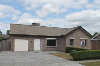 Mooi gerenoveerde bungalow in rustige woonwijk<br /><br />Inkom met apart toilet<br />Ruime living met prachtig ingerichte open keuken<br />Garage/wasplaats met toegang naar bergzolder<br />2 slaapkamers<br />Grote luxueuze badkamer met lavabomeubel, ligbad, inloopdouche en toilet<br />Behalve de inpandige garage is er nog heel wat parkeerruimte op de oprit en naast de woning<br />In de mooie zon-gerichte en volledig afgemaakte tuin zijn er 2 terrassen en een ruim tuinhuis met extra overdekt gedeelte<br />Er zijn verschillende uitbreidingsmogelijkheden om bij te bouwen aan de woning.<br /><br />Pluspunten:<br />gelegen op het einde in een rustige woonwijk<br />vlakbij centrum Wachtebeke<br />E34 en ring van Gent op enkele minuten rijden<br />Volledig en mooi gerenoveerd<br />Mogelijkheid om bij te bouwen