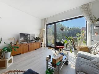 Maaltebruggestraat 37: Moderne woning met tuin gelegen op wandelafstand van Gent-Sint-Pieters, winkels en voorzieningen. Indeling als volgt: 

Gelijkvloers: Inkomhal met gastentoilet, lichtrijke leefruimte met open moderne keuken, berging met aansluiting wasmachine, gezellige tuin met terras
Eerste verdieping: 2 ruime slaapkamers, 1 badkamer met bad-douchecombinatie, tweede toilet
Tweede verdieping: 2 slaapkamers, 1 badkamer met douche, dressing/berging

€1650
Beschikbaar vanaf 15/09
