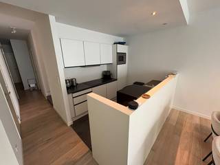 RUIM TWEE SLAAPKAMER APPARTEMENT MET TERRAS<br /><br />Zeer Ruim appartement op de eerste verdieping met twee slaapkamers en twee terrassen met zicht over het Theaterplein op wandelafstand van de gezellige Graanmarkt, winkels, restaurants, openbaar vervoer. <br /><br />Indeling:<br />Het appartement bestaat uit een inkomhal die uitkomt op de ruime leefruimte met open keuken, deze keuken is voorzien van een vaatwasser, een micro, een ijskast met vriesvak, inductiekookplaat, een dampkap en een wasbak. Deze leefruimte geeft uit op een mooi terras met zicht op het Theaterplein. Verder zijn er twee slaapkamers die een badkamer delen, deze badkamer is voorzien van zowel een bad als douche en dubbele lavabo. Ook is er een apart toilet en een technische ruimte waar aansluitingen zijn voor de wasmachine en droogkast.<br /><br />De nutsvoorziening van water, gas en elektriciteit zijn individueel.<br />Algemene maandelijkse onkosten bedragen € 65 per maand.<br />Extra berging op verdieping -1.<br />Mogelijkheid om zowel op firma als privé te huren.<br /><br />BESCHIKBAAR VANAF 01 JANUARI 2027.