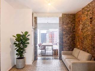 <p>Charmant appartement van 49m² gelegen in het hart van Antwerpen. Dit moderne gelijkvloerse eenheid biedt uitstekende mogelijkheden voor starters of investeerders. Het pand beschikt over een ruime woonkeuken voorzien van moderne apparatuur, inclusief een wit keukenblok met houten werkblad en een stijlvolle bakstenen backsplash. De open indeling creëert een naadloos transitie tussen keuken en woonruimte.</p><p>De slaapkamer is goed geproportioneerd en voorzien van natuurlijk licht dankzij raamwerk naar de straat. Het badkamerinterieur combineert functionaliteit met stijl, met een modernistische douche, wastafel en toiletruilimte. Karakteristieke bakstenen muren sieren meerdere ruimtes en geven het appartement een unieke industriële charme.</p><p>Het pand beschikt over directe toegang tot een privé buitenruimte, ideaal voor ontspanning en voor het verluchten van uw woning. De ligging in Antwerpen biedt uitstekende bereikbaarheid van winkels, restaurants en openbaar vervoer. De voorgevel met dubbele beglazing en een elegante zwarte deur voegt aan het karakter toe.</p><p>Dit heerlijke appartement is ideaal voor wie op zoek is naar een onderhoudsvriendelijke en sfeervol ingerichte woning in een levendige stadswijk. Een perfecte keuze voor modern comfort in een klassieke omgeving.</p><p>Rechtstreeks van eigenaar te koop.</p><p>0456 83 87 68</p>