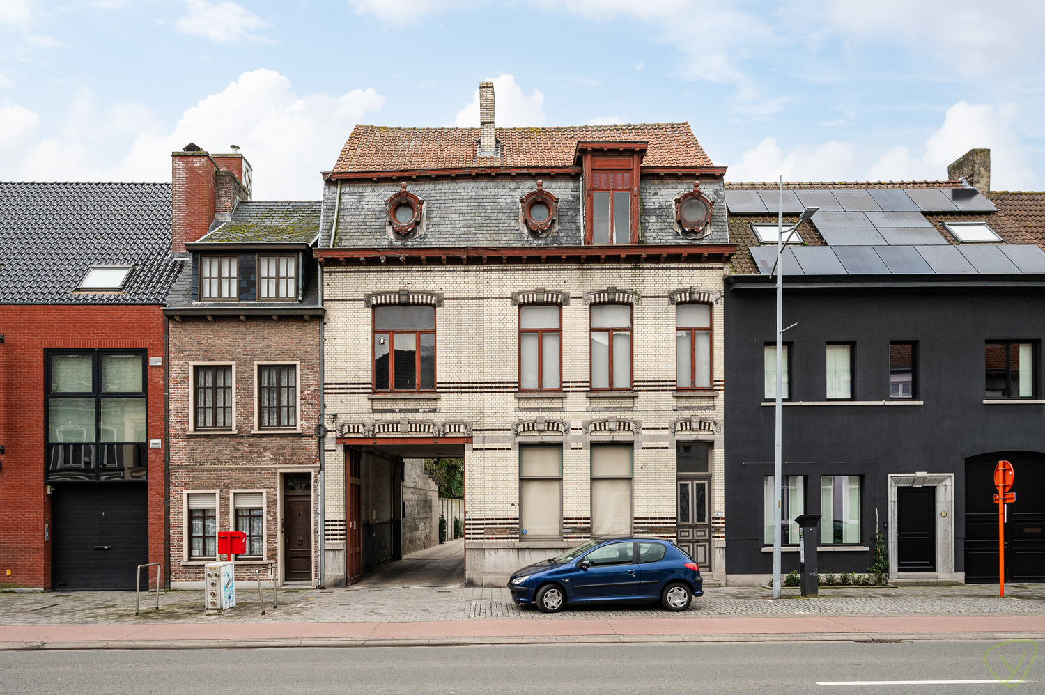 Statige woningen te koop in de Boelare, nabij het Cultuurcentrum. - foto 1
