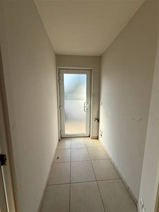 Op zoek naar een professionele en vlot bereikbare locatie voor uw onderneming? Dit verzorgd gelijkvloers kantoor in Meise biedt de ideale combinatie van zichtbaarheid, bereikbaarheid en functionaliteit.Gelegen op een commerciële topligging nabij het centrum, geniet u hier van een strategische uitvalsbasis voor zowel starters als gevestigde ondernemingen.Het kantoor is praktisch ingedeeld en omvat een inkomhal, een aangename ontvangstruimte/bureau, een extra aparte bureauruimte, een ingerichte keuken, een badkamer en een afzonderlijk toilet. Dankzij deze doordachte indeling is het pand geschikt voor diverse professionele activiteiten (consultancy, vrije beroepen, administratieve diensten, …).Wenst u een bezoek? Maak dan een afspraak via info@strucutra.be, Tel: 024 60 80 46