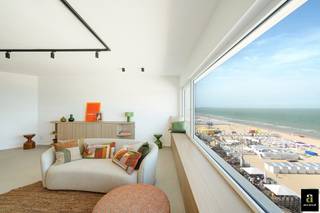 <p><span>Magnifique appartement entièrement rénové au septième étage, idéalement situé entre la Lichttorenplein et l’Albertplein, bénéficiant d’une vue dégagée et impressionnante sur la mer et la plage. L’appartement a été aménagé avec des matériaux et des finitions de grande qualité, alliant un intérieur élégant et contemporain à un confort de vie optimal. La résidence elle-même a également fait l’objet d’importants travaux de rénovation ces dernières années, notamment au niveau des halls d’entrée, des ascenseurs, de la toiture, des châssis extérieurs et de diverses installations techniques.</span></p>
<p><span>Disposition : vaste hall d’entrée avec vestiaire et toilettes invités. Très lumineuse pièce de vie avec salon et salle à manger, entièrement orientée vers la magnifique vue frontale sur la mer. La cuisine ouverte, entièrement équipée, s’intègre harmonieusement à l’espace de vie. L’espace nuit comprend trois chambres à part entière, une salle de bains et deux salles de douche séparées. Cave privative au niveau -1 et local à vélos commun, accessible par la rue latérale.</span></p>
<p><span>Un appartement prêt à emménager, offrant trois chambres, des finitions haut de gamme et une vue frontale exceptionnelle sur la mer, idéalement situé sur la Digue, dans un emplacement absolument privilégié.</span></p>