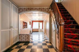 Ontdek nu deze heel charmante en authentieke woning in het centrum van Eeklo.
Voor de liefhebber van een renovatieproject, is dit een unieke kans.
We betreden de woning via de ruime inkomhal, die ons naar het salon brengt, daarnaast de eetruimte en de keuken.
Via de keuken gaan we naar de stadskoer, die ook geniet van een achteruitgang.
Op het verdiep zijn er maar liefst 5 slaapkamers en een badkamer.
Verder is er nog een ruime kelder en een buitenberging met achteruitgang naar de Raamstraat.<br />Interesse? Bel Matthias 0497/76.84.89