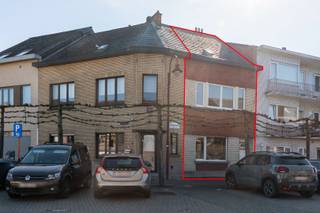Te renoveren woning met karakter in het hart van Scherpenheuvel<br />Bent u op zoek naar een woning die u naar eigen smaak kan opfrissen? Deze karaktervolle woning, gelegen in het bruisende centrum van Scherpenheuvel op slechts 150 meter van de basiliek, biedt tal van mogelijkheden voor wie op zoek is naar een interessante investering of een eerste woning.<br /><br />Bij het betreden van de woning valt meteen de ruime inkomhal op, die samen met de hoge plafonds zorgt voor een aangenaam gevoel van ruimte en authenticiteit. De woning beschikt momenteel over twee slaapkamers, met de mogelijkheid om een derde slaapkamer te creëren – ideaal voor gezinnen of wie extra ruimte wenst.<br /><br />Daarnaast beschikt de woning over een kelder, wat extra bergruimte biedt. Achteraan is er bovendien de mogelijkheid om een gezellig stadstuintje aan te leggen, perfect om een eigen buitenruimte te creëren in het centrum.<br /><br />Een extra troef: de woning is reeds uitgerust met een nieuwe condensatieketel. Met een beperkte bijkomende ingreep, zoals het isoleren van het dak, kan u bovendien een EPC-label D behalen, wat deze woning ook energetisch interessant maakt.<br /><br />Gelegen in een levendige omgeving met gezellige cafés en restaurants op wandelafstand, geniet u hier van een unieke combinatie van centraal wonen en een rijke historische omgeving.<br /><br />Parkeren kan eenvoudig met een bewonerskaart, en er is een laadpaal aanwezig op het openbaar domein vlak voor de woning.<br /><br />Kortom, een woning boordevol potentieel op een topligging, perfect voor renovatieliefhebbers die hun eigen droomwoning willen realiseren.<br />Interesse? Neem contact op voor meer informatie of een bezoek!<br /> 