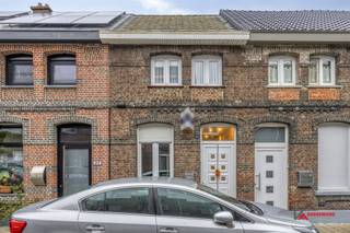 <p><span><span>Deze energiezuinige woning biedt op het gelijkvloers een bureau (ook geschikt als slaapkamer), dressing, badkamer en een woonkamer met open keuken.</span></span><br /><span><span>Op de eerste verdieping zijn er twee slaapkamers, waarvan één met mezzanine, en een tweede badkamer.</span></span><br /><span><span>De woning is bereikbaar via de achterliggende straat en beschikt over private parkeergelegenheid, met mogelijkheid tot het bouwen van een garage.</span></span></p>