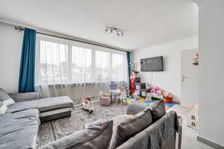TE KOOP GERAARDSBERGEN<br />Dit volledig gerenoveerde appartement ligt op de eerste verdieping van een rustige residentie (zonder lift) in Moerbeke. Dankzij de centrale ligging heb je werkelijk alles binnen handbereik: winkels, winkels, slagers, bakkers, openbaar vervoer,…<br />Je geniet er van een inkomhal (met praktische inbouwkasten), een lichtrijke woonkamer, een volledig uitgeruste keuken en een comfortabele slaapkamer.<br />Het gezellige terras kijkt uit op groen, perfect om te ontspannen en te genieten van de rust. Extra troef: Er is een parkeerplaats direct voor het gebouw.<br />Bent u op zoek naar een uitstekende investering in vastgoed? Deze opbrengsteigendom biedt een unieke kans! Het appartement is vlot verhuurbaar, wat zorgt voor een correcte inkomstenstroom. Dit maakt het pand ideaal voor investeerders die op zoek zijn naar een zorgeloze investering met een aantrekkelijk rendement.<br /><br />Interesse om deze eigendom te bezichtigen? Neem vandaag nog contact met ons op!
