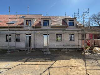 Op zoek naar een landelijk gelegen woning én toch alle voorzieningen op korte afstand? <br />Dan hebben wij de ideale woning voor u!<br />Op minder dan 1km vindt u de markt van Torhout, Colruyt, bakker, winkels,...<br /><br />Kies voor open zicht vanuit uw living en ervaar de natuur in uw woonkamer!<br /><br />Woning 2 bestaat uit:<br />Op het gelijkvloers:<br />- Inkomhal met apart toilet<br />- lichtrijke woonkamer<br />- open keuken, uitgevend op terras<br />- berging met aansluiting voor wasmachine<br /><br />Op de eerste verdieping:<br />- nachthal met apart toilet<br />- Drie slaapkameres (telkens geschikt voor een dubbel bed)<br />- berging<br />- badkamer met douche<br />- toegang tot zolder via zolderluik (optioneel vaste trap)<br /><br />Prijs excl. parking<br /><br />Troeven?<br />- Landelijke ligging met prachtige (ver)zichten<br />- Alle voorzieningen op zéér korte afstand<br />- Hedendaagse landelijke bouwstijl<br />- Futureproof dankzij warmtepomp, zonnepanelen,...<br /><br />Meer info? Contacteer Nicola via 0479/43 30 86
