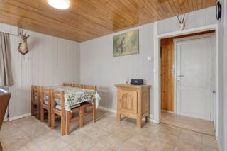 Op een uiterst rustige ligging in de straat Verboekt te Laakdal is het recreatiedomein van het Kasteel van Meerlaer terug te vinden waarop deze vakantiewoning is gelegen. Door de nabijheid van de E313 heeft de woning een zeer goede bereikbaarheid en verbinding naar de omliggende steden en gemeenten. Verder bevinden andere faciliteiten zoals scholen, openbaar vervoer of ontspanning zich op korte afstand.<br /><br />Beschrijving:<br />We betreden de woning via de achteringang die is voorzien van een vestiaireruimte. Aansluitend bereiken we de goed uitgeruste keuken met aanpalend een eet- en leefruimte met een gezellige pelletkachel. Achterliggend bevindt zich een ruime slaapkamer met airco, een berging met de nodige aansluitingen voor wasmachine en droogkast alsook de badkamer uitgerust met een douche, een toilet en een wastafel.<br /><br />De zolderverdieping is te bereiken met een houten trap en biedt de mogelijkheid om een extra slaapkamer in te richten of te benutten als stockageruimte.<br /><br />De onderhoudsvriendelijke tuin en het overdekte terras vormen een heerlijke buitenruimte waar u in alle rust en privacy kunt ontspannen. De tuinberging zorgt dan weer voor de nodige opslagruimte.<br /><br />Bijzonderheden:<br />- 8 zonnepanelen van 545 Wp/paneel<br />- Victron off-grid inverter<br />- 2 thuisbatterijen van elks 5 kWh<br />- Geen domicilie mogelijk<br /><br />Voor meer informatie of een bezoek, neem contact met ons op via info@vastengoed.be of bel naar 014/72 73 74.<br /><br />Wenst u een gratis schatting van uw eigendom? Neem contact met ons op via 014/72 73 74.