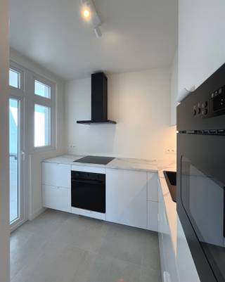<p><span>In dit volledig gerenoveerd & energiezuinig appartementsgebouw zijn er 8 appartementen & 4 garageboxen met bijhorende autostaanplaatsen beschikbaar. </span></p><p><span>Elk appartement beschikt over een privatieve kelder.</span></p><p><span> </span></p><p><span>Rustig gelegen vlakbij de voornaamste invalswegen, station, tram, bushaltes, park, supermarkt,.... </span></p><p><span> </span></p><p><span>8 appartementen bestaan allen uit een lichtrijke ruime leefruimte, aparte keuken met aansluitend overdekt terras, badkamer met lavabo, douche, toilet en 2 slaapkamers ( 1 ruime en 1 kleinere).</span></p><p><span>Tevens een appartement beschikbaar met ruim terras & tuin.</span></p><p><span> </span></p><p><span>Prijzen vanaf 319 000€.</span></p><p><span>Garagebox met sectionale poort & autostaanplaats apart bij te kopen vanaf 40 000€.</span></p><p><span><br /></span><span>Gebouw & renovatie:</span></p><p><span>- Volledige totaalrenovatie (vloeren, muren, technieken)<br />- Nieuwe leidingen voor elektriciteit, gas, water en riolering <br />- Gescheiden verwarmingsinstallaties en tellers per appartement<br />- Nieuw geïsoleerd dak </span></p><p><span>- Zonnepanelen (2 panelen per appartement)<br />- Vernieuwde inkomdeur en raampartijen boven de inkomdeur</span></p><p><span>- Brandvertragende inkomdeur van het appartement<br />- Binnenisolatie in de appartementen<br />- Isolatie aan het kelderplafond<br />- Automatisch branddetectiesysteem met rookkoepel<br />- Asbestvrij gebouw<br />- Gevel wordt nog professioneel gereinigd</span></p><p><span>- Achtergevel geschilderd</span></p><p><span><br /><br /></span></p><p><span>8 Beschikbare appartementen:</span><span><br />- 4 linkse appartementen van ca. 76 m² + terras<br />- 4 rechtse appartementen van ca. 72 m² + terras (hoekligging met uitzonderlijke lichtinval)<br />- Moderne badkamers (douche, lavabo, toilet) Sawiday<br />- Aansluiting wasmachine in keuken of berging<br />- Volledig uitgeruste keukens (oven, microgolfoven, vaatwasser, koelkast en diepvriezer)<br />- Parket van houthandel Martens – Schoten<br />- Tegels Sawiday<br />- Videofonie</span></p><p><span><br /></span><span>Extra voorzieningen:</span></p><p><span>- 4 garageboxen met automatische sectionale poorten & bijhorende autostaanplaatsen<br />- Gemeenschappelijke fietsenstalling<br />- Gemeenschappelijke trapzaal (geen lift → lage kosten)</span></p><p><span> </span></p><p><span>Maak snel een afspraak om eigenaar te worden van 1 van deze prachtige appartementen!</span></p><p><span> </span></p>