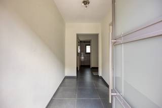 <p><strong>Te koop: ruime gezinswoning met 3 slaapkamers, bureel en tuin in Duffel.</strong></p>

<p>Deze woning biedt een praktische indeling, veel lichtinval en 199 m² bewoonbare oppervlakte. Met 3 slaapkamers, een afzonderlijk bureel dat kan dienen als 4e slaapkamer, een inpandige garage, kelder en aangename tuin is dit een ideale woning voor gezinnen, thuiswerkers of kopers die extra ruimte zoeken. De woning is gelegen in een residentiële omgeving in Duffel, nabij scholen, winkels, openbaar vervoer en belangrijke invalswegen.</p>

<p><strong>Belangrijkste ruimtes:</strong></p>

<p>• Lichtrijke woonkamer met aansluitende eetplaats.</p>

<p>• Praktische keuken met zicht op de tuin en toegang tot het overdekte terras.</p>

<p>• 3 volwaardige slaapkamers.</p>

<p>• Afzonderlijk bureel, ideaal als thuiswerkruimte of mogelijke 4e slaapkamer.</p>

<p>• Badkamer met douche en wastafelmeubel.</p>

<p>• Inpandige garage en kelder.</p>

<p>• Overdekt terras en ruime tuin achteraan.</p>

<p><strong>Troeven:</strong></p>

<p>• 199 m² bewoonbare oppervlakte.</p>

<p>• Perceel van 335 m².</p>

<p>• 3 slaapkamers + bureel/mogelijke 4e slaapkamer.</p>

<p>• Inpandige garage en kelder.</p>

<p>• Aangename tuin met overdekte buitenruimte.</p>

<p>• EPC-score 217.</p>

<p>• Centrale ligging in Duffel.</p>

<p>Neem vandaag nog contact op met je ERA-makelaar voor een bezoek.</p>

<p><strong>JOUW DROOMHUIS. ZO GEVONDEN!</strong></p>