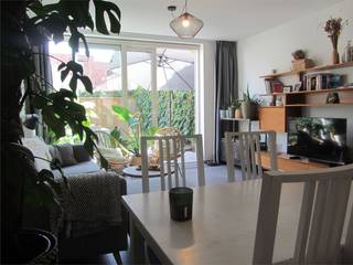 Lichtrijk en energiezuinig duplex-appartement, gelegen in het hart van Mechelen (op 200m afstand van de Grote Markt). Inkomhal, keuken en leefruimte bevinden zich op het gelijkvloers, en geven directe toegang tot de achtergelegen stadstuin (zeer goede oriëntatie + veel privacy). De bovenverdieping beschikt over een polyvalente nachthal, 2 ruime slaapkamers, een badkamer (inloopdouche en dubbele lavabo), een berging/wasplaats en een apart toilet.<br />Bij het appartement horen een privatieve en slotvaste buitenruimte/fietsenstalling (voor 2 à 3 fietsen) + een overdekte parkeerplaats voor 1 wagen (deze zijn reeds in de huurprijs inbegrepen).<br />EPC-score: label A - 86 kWh/(m²jaar).<br />Individuele meters voor het verbruik van water, gas en elektriciteit.<br />Huurprijs per maand: 1295€<br />Gemeenschappelijke kosten per maand: 35€<br />Huurwaarborg: 3 maanden<br />Geen huisdieren - niet rokers<br />Beschikbaar vanaf 01/12/2026.<br />Voor meer info en/of een bezoek ter plaatse, contacteer Anne Raets via 0471/57 12 13 of via info@buro14.be.