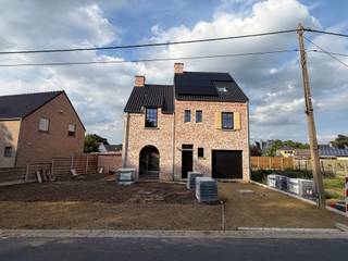 Energiezuinige woning met 5 slaapkamers
Deze energiezuinige woning biedt een praktische en ruime indeling met maar liefst 5 slaapkamers.
Op het gelijkvloers bevindt zich een inkomhal met apart toilet, die toegang geeft tot de ruime, open leefruimte. Deze omvat een gezellige zithoek, eetkamer en een volledig geïntegreerde open keuken. Aansluitend bevindt zich een berging. Vanuit de berging is de inpandige garage bereikbaar. Via de garage heeft u rechtstreeks toegang tot de praktische wasplaats.
Op de eerste verdieping bevinden zich 3 slaapkamers, een badkamer voorzien van een dubbele wastafel, een douche en een ligbad, en een apart toilet.
De zolderverdieping is bereikbaar via een vaste trap en beschikt over 2 bijkomende slaapkamers. Daarnaast is er nog een ruime zolder en een extra bergzolder, bereikbaar via een luik, die ideaal is als bijkomende bergruimte.
Rondom de woning worden klinkers aangelegd, evenals een verharde toegang naar de garage. De tuin wordt aangelegd en ingezaaid met gras, waardoor u kunt genieten van een verzorgde en groene buitenomgeving.