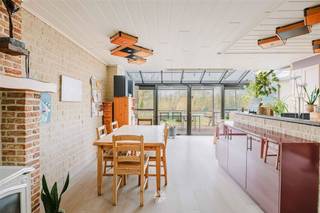 <p><span>GERAARDSBERGEN - Charmante gezinswoning met vier volwaardige slaapkamers en prachtige tuin</span></p><p><span> </span></p><p><span>Bent u op zoek naar een ruime woning met karakter op een centrale locatie? Deze charmante rijwoning in de Buizemontstraat combineert authentieke elementen met hedendaags wooncomfort. Met vier volwaardige slaapkamers, een grote leefruimte en een verrassend diepe tuin vormt deze opportuniteit de ideale gezinswoning. De centrale ligging te Geraardsbergen zorgt ervoor dat winkels, scholen, horeca en openbaar vervoer zich op wandelafstand bevinden. Als extra troef geniet u aan de achterzijde van een prachtig uitzicht op de Dender en een aangelegde buitenruimte met twee terrassen, een moestuin en een praktische tuinberging. Bovendien geniet u van een vlotte aansluiting op diverse wandel- en fietsroutes.</span></p><p><span> </span></p><p><span> </span></p><p><span>Enkele troeven in een notendop: </span></p><ul><li><span>Ruime en lichtrijke gezinswoning</span></li><li><span>Gezellig overdekt en verwarmd terras</span></li><li><span>Authentieke charme met stijlvolle afwerking</span></li><li><span>Prachtig uitzicht op de Dender</span></li><li><span>Voorzien van zonnepanelen, warmtepomp en airco</span></li><li><span>Praktische kelder</span></li><li><span>Open leefkeuken met kwalitatieve Miele-toestellen</span></li></ul><p><span> </span></p><p><span> </span></p><p><span>Indeling: </span></p><p><span>Gelijkvloers: Statige inkomhal met authentiek glas-in-loodraam, ruime leefruimte met gashaard, zithoek en eetplaats, open keuken voorzien van inbouwtoestellen, tweede eet- en zithoek met directe verbinding naar de tuin, overdekt en verwarmd terras met zonneluifel en zuidwestelijke oriëntatie, afzonderlijk gastentoilet en toegang tot de ruime kelder.</span></p><p><span> </span></p><p><span>Eerste verdieping: Nachthal, twee ruime slaapkamers met ingemaakte kasten, badkamer voorzien van lavabomeubel, toilet en ligbad met douche.</span></p><p><span> </span></p><p><span>Tweede verdieping: Nachthal en twee volwaardige slaapkamers.</span></p><p><span> </span></p><p><span>Derde verdieping: Afgewerkte zolderkamer bereikbaar via een vaste trap.</span></p><p><span> </span></p><p><span> </span></p><p><span>Belangrijk: </span></p><p><span>Richtprijs: 339.000 EUR</span></p><p><span>Geen renovatieverplichting</span></p><p><span> </span></p><p><span>Interesse? Contacteer Axel Lenaerts makelaars voor meer info of een bezoek ter plaatse via <span>Laurens@axellenaerts.be</span></span><span> of 09 245 24 24</span></p>