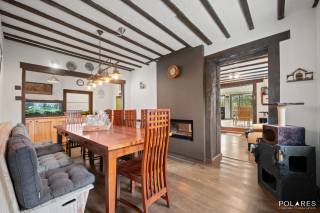 Energiecrisis? Niet in deze woning. Slechts € 450 per jaar!<br />Laat u niet misleiden door het EPC-label D: deze elektrisch verwarmde woning bewijst haar energiezuinigheid<br /><br />Voor wie comfortabel wil wonen en tegelijk de energiekosten wil beheersen, is deze woning ideaal. Ze is uitgerust met maar liefst 46 zonnepanelen, een thuisbatterij van 10 kWh, een warmtepompboiler en PVC-dubbel glas met driedubbele beglazing. Daarnaast is er een waterontharder geïnstalleerd en werd de badkamer in 2022 vernieuwd.<br /><br />Achter de authentieke gevel van deze charmante woning uit 1899 schuilt een verrassend ruime en bijzonder gezellige binnenruimte. Met een bewoonbare oppervlakte van 172 m² en een prachtig perceel van 878 m² combineert deze woning landelijke charme met modern comfort, energiebesparende voorzieningen en een aangename groene omgeving.<br /><br />Vanaf het moment dat je binnenkomt, voel je de warme en authentieke sfeer van het huis. De houten vloeren, zichtbare balken en natuurlijke materialen creëren een landelijke ambiance waarin je je meteen thuis voelt.<br /><br />De gezellige eetkamer en ruime landelijke keuken vormen het hart van de woning: dé ideale plek om samen te koken, lange maaltijden te delen en mooie momenten te beleven. De aangrenzende leefruimte, dankzij grote raampartijen licht en luchtig, biedt een mooie verbinding met de veranda, het overdekte terras en de tuin.<br /><br />Wat deze woning extra bijzonder maakt, zijn de vele plekjes om even te ontsnappen aan het dagelijks leven: een rustig hoekje voor de ochtendkoffie, een knusse plek om te lezen, gezellige momenten met vrienden of een moment van ontspanning met uitzicht op het groene landschap… Voor ieder moment is er een geschikte plek.<br /><br />Op het gelijkvloers is er een polyvalente ruimte die je naar wens kunt inrichten als kantoor, hobbykamer, extra slaapkamer of ontspanningsruimte. Verder vind je er een badkamer met inloopdouche, een aparte wc, een praktische wasplaats en een grote berging.<br /><br />Op de verdieping bevinden zich drie comfortabele slaapkamers, opnieuw met charmante zichtbare houten balken die warmte en karakter geven.<br /><br />Een ideale leefomgeving voor wie droomt van natuur, privacy en gezelligheid, met alle ruimte om hun eigen verhaal te schrijven.<br /><br />Contacteer Christel op 0477/41.23.83 voor meer informatie of om een afspraak voor een bezoek te maken.