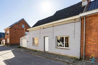 <p>Te koop te Berlare!<br />Te renoveren halfopen bebouwing met mogelijkheden in het centrum van Berlare.<br />Deze te renoveren halfopen bebouwing biedt tal van mogelijkheden voor wie op zoek is naar een renovatieproject met potentieel. Het pand kan behouden blijven als halfopen bebouwing of, afhankelijk van de plannen en vergunningen, eventueel worden herontwikkeld naar een gesloten en halfopen bebouwing.<br />De huidige eigenaar heeft bovendien een recht van doorgang bijgekocht aan de linkerzijde van de woning, wat extra toegankelijkheid en mogelijkheden biedt.<br />De woning is momenteel ingedeeld als volgt: op het gelijkvloers bevindt zich een leefruimte met geïnstalleerde keuken, een badkamer voorzien van een ligbad en een ruime garage. Op de eerste verdieping zijn twee ruime slaapkamers aanwezig.<br />Achteraan het perceel bevindt zich een mooi bijgebouw van ongeveer 50 m², dat verschillende invullingen kan krijgen zoals opslagruimte, atelier of hobbyruimte.<br />De tuin is zuidwestgericht, waardoor u de hele namiddag en avond kan genieten van zon in de tuin.<br />Kortom, een interessante eigendom met veel potentieel voor renovatie of herontwikkeling op een aantrekkelijke locatie.<br />Mocht u interesse hebben, graag contact opnemen met Bernhard 0476 022 089 en bernhard@cornelis-goeman.be</p>