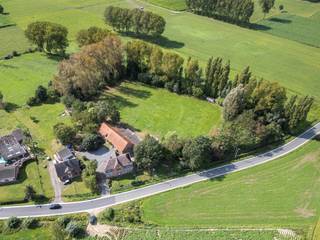 U wenst uw droomproject te realiseren? U zoekt een combinatie van landelijke wonen en hippisch vastgoed? Lees dan verder!Deze authentieke vrijstaande...