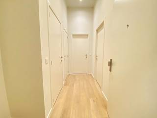Ben je op zoek naar een nieuw thuis in het levendige centrum van Leuven? Dit moderne appartement biedt de ideale combinatie van rust en het levendige stadsleven en is daarenboven onmiddellijk beschikbaar!<br /><br />Gelegen in de nieuwe, duurzame woonwijk 'Hertogensite', biedt deze locatie een trendy woonomgeving en fungeert als een ideale uitvalsbasis, zowel voor het stadscentrum als voor de snelwegtoegang.<br /><br />Het gelijkvloerse appartement omvat een ruime woonkamer met veel natuurlijk licht, een volledig uitgeruste keuken, een overdekt terras, één ruime slaapkamer met aangrenzende badkamer, een technische berging en een apart toilet. De hoge plafonds vallen meteen op en dragen bij aan een gevoel van ruimtelijkheid in het appartement.<br /><br />Het appartement is volledig geschilderd en voorzien van moderne lichtarmaturen en passende gordijnen.<br /><br />Gebouwd in 2023 met kwalitatieve materialen, beschikt het appartement over een uitstekende EPC-score. De vloerverwarming, die per ruimte afzonderlijk kan worden geregeld, biedt niet alleen verwarming, maar kan ook de vloer passief koelen in de zomer. De vloerverwarming wordt aangestuurd door een centrale warmtepomp die de verwarming verdeelt over meerdere gebouwen. Het ventilatiesysteem heeft innovatieve kenmerken, waaronder warmteterugwinning en uiterst nauwkeurige sensoren.<br />Kortom, een duurzaam, energiezuinig en uiterst comfortabel appartement!<br />Het appartement is onmiddellijk beschikbaar vanaf 01/07/26 voor een periode van minimum 3 jaar.<br />De huurprijs bedraagt €1155 per maand + €130 provisie voor; <strong>verwarming, </strong><strong>warm water </strong>en het verbruik en onderhoud van de gemeenschappelijke delen. Koud water en elektriciteit zijn individueel.<br /><br />Lijkt dit appartement echt iets voor jou? Wees er dan snel bij en maak zelf een afspraak via onze online agenda onder 'bezoekmoment kiezen. Of neem gerust contact met ons op voor verdere informatie of om een bezichtiging te regelen, via telefoon op 016 23 90 81 (elke weekdag bereikbaar tussen 10u en 13u). Dit is een geweldige kans die u niet wilt missen!