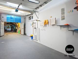 <p>Immo Store presenteert dit UITZONDERLIJK RUIME en VEELZIJDIGE PAND in Sint-Agatha-Berchem. Voor €599.000 biedt deze eigendom ca. 350 m² BEWOONBARE OPPERVLAKTE, een GROTE GARAGE, indrukwekkend ATELIER en meerdere TERRASSEN. Bovendien kunnen kandidaat-kopers, indien zij aan de voorwaarden voldoen, potentieel genieten van het BRUSSELSE ABATTEMENT. Het pand is ONMIDDELLIJK INSTAPKLAAR en ideaal voor wie WONEN EN WERKEN wil combineren. Het gelijkvloers beschikt over keuken, badkamer, nieuwe wandketel, garage en een GROOT ATELIER met tal van mogelijkheden. Op de eerste verdieping bevinden zich een ZEER RUIME LIVING met parket en maatkasten, een NIEUWE KEUKEN met nieuwe toestellen, airconditioning en elektrische gordijnen. Het OVERDEKTE TUSSENTERRAS met geïsoleerd dak (18 cm) en verwarming vormt een aangename extra leefruimte in elk seizoen. De tweede verdieping beschikt over een VOLLEDIG INGERICHTE KEUKEN, extra kamers en een bureau met DAKTERRAS met zicht op een groene zone. Stedenbouwkundig erkend als TWEE WOONEENHEDEN. Centrale ligging nabij BASILIX, station, winkels, openbaar vervoer en belangrijke invalswegen. Een ZELDZAME combinatie van RUIMTE, COMFORT en MOGELIJKHEDEN! <span>Mis deze unieke IMMO STORE kans niet, en plan vandaag nog je bezoek! Bel ons op 02/203.03.03 of stuur een mail naar </span><span>info@immo-store.be</span><span><span>!</span></span></p>