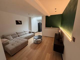 Karaktervolle halfopen bebouwing – Volledig gerenoveerd in 2024 – Centrum IzegemBent u op zoek naar een instapklare woning mét ziel? Deze prachtige halfopen bebouwing in het hart van Izegem werd in 2024 volledig en kwalitatief gerenoveerd, met respect voor het authentieke karakter van de woning. Hier woont u centraal, maar geniet u toch van rust en privacy.IndelingBij het betreden van de woning komt u in een stijlvolle inkomhal met authentieke details. De leefruimte sluit naadloos aan op de moderne open keuken met kwalitatieve toestellen. Badkamer, dressing, apart gastentoilet en slaapkamer bevinden zich in de hal.Op de eerste verdieping bevinden zich 3 volwaardige slaapkamers en apart toilet.Het terras vormt de perfecte plek om te ontspannen of gasten te ontvangen.Troeven van deze woning- Volledig gerenoveerd in 2024- Authentieke elementen- 4 ruime slaapkamers- Moderne, volledig uitgeruste open keuken- Energiezuinige woning (airco, zonnepanelen, thuisbatterij...) - Groot dakterras en koer - Topligging op wandelafstand van winkels, scholen en openbaar vervoerHet EPC werd opgemaakt voor de installatie van airco’s, zonnepanelen en batterij.Mogelijkheid om het huurcontract van de garagebox over te nemen: €64/maand.Een unieke kans voor wie modern wooncomfort wil combineren met authentieke charme.De algemene voorwaarden van Dewaele DIY kunt u steeds raadplegen via dewaele.com.