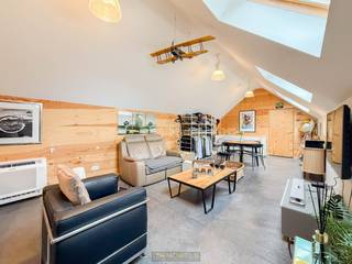 <strong>VEELZIJDIG EN ENERGIEZUINIG MAGAZIJN VAN 160M²</strong> met <strong>GEÏNTEGREERDE KANTOORRUIMTE</strong> en <strong>VOLLEDIGE, BEGAANBARE ONDERKELDERING </strong>(vrije hoogte van 1,85m) bevindt zich op een vlot bereikbare ligging in Ronse. De <strong>RECENTE RENOVATIES</strong> zorgen voor een <strong>TOEKOMSTGERICHTE WERKOMGEVING</strong>: de <strong>VERNIEUWDE BETONNEN VLOEREN</strong> en <strong>SECTIONALE POORT (3M X 2,7M) </strong>garanderen een solide basis voor diverse toepassingen, terwijl een <strong>WARMTEPOMP, ZONNEPANELEN, DAKISOLATIE VAN 20 CM EN MUURISOLATIE VAN 8 CM</strong> bijdragen aan een optimaal energieverbruik. Dankzij de <strong>RUIME KELDER</strong> is <strong>EXTRA OPSLAGCAPACITEIT</strong> verzekerd, wat dit pand bijzonder geschikt maakt voor <strong>ZELFSTANDIGEN, VRIJ BEROEP, PERSONAL COACHING</strong> die nood hebben aan zowel <strong>FUNCTIONELE WERKRUIMTE ALS LOGISTIEKE ONDERSTEUNING</strong>. Kortom, een slimme investering in <strong>DUURZAME INFRASTRUCTUUR</strong>, ideaal voor wie op zoek is naar een <strong>PROFESSIONEEL PAND DAT KLAAR IS VOOR DE TOEKOMST</strong>.<br /><br />Adres: Langehaag 103 te Ronse<br /><br />Energie-Label A