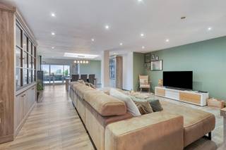 <span><span>Deze gerenoveerde woning is gelegen te Roesbrugge, deelgemeente van Poperinge. Zoals de brede gevel al laat vermoeden, hebben we <strong>een unieke woon-werkoppervlakte </strong>achterliggend in de aanbieding! <br /><br />Bij het betreden van de woning komt u via een <strong>grote inkomhal </strong>terecht in de ruime <strong>leefruimte met open keuken</strong>,<strong> </strong>waar u kunt genieten van alle nieuwste snufjes. Aansluitend geniet u van een <strong>overdekt terras met zicht op de prachtige landerijen</strong>. Er is ook een<strong> zij-ingang/oprit met een elektrische poort die aansluit op 3 garages</strong>. <br />Op het gelijkvloers geniet u van een <strong>nieuwe badkamer</strong> met een ligbad, inloopdouche en lavabomeubel. <br /><br />Tevens bevindt zich vooraan in de woning ook een <strong>ruime bureelruimte. </strong>Mits een kleine aanpassing, kan hier een aparte toegang gecreëerd worden. Op deze manier kan de woning ook gedeeltelijk professioneel aangewend worden (bijberoep, dienstverlenend beroep, vrij beroep, praktijk, kantoor, noem maar op...) Kortom een breed potentieel aan ruimtes. <br /><br />Op de bovenverdieping bevinden zich 4<strong> ruime slaapkamers</strong>, een apart toilet, een inbouwkast en een kleinere slaapkamer met een ensuite badkamer die nog in aanbouw is. <br />Via een vaste trap kunt u zich begeven tot de <strong>zolderruimte</strong>, waar u indien nodig nog bijkomende kamers kan creëren. <br /><br />De woning beschikt over <strong>15 zonnepanelen</strong>, een <strong>pelletkachel </strong>en een regenwaterput van 10.000L. <br /><br /><u>Troeven van de woning:</u> </span></span>
<ul>
	<li><span><span>Ruime woning die helemaal gerenoveerd is;</span></span></li>
	<li><span><span>Grote leefruimte met open keuken en zicht op de zuidgerichte tuin;</span></span></li>
	<li><span><span><strong>Mogelijkheid tot het uitoefenen van een beroepsactiviteit</strong>;</span></span></li>
	<li><span><span>5 slaapkamers;</span></span></li>
	<li><span><span>Achterbouw met garages. </span></span></li>
</ul>
<span><span>Kortom een woning met veel potentieel! Voor wie op zoek is naar ruimte, rust of combinatie werk-wonen! <br /><br />Reserveer nu uw bezoekmoment! Bel Diksimmo op het nummer <strong>051 50 11 51 </strong>of mail naar diksmuide@diksimmo.be.</span></span>