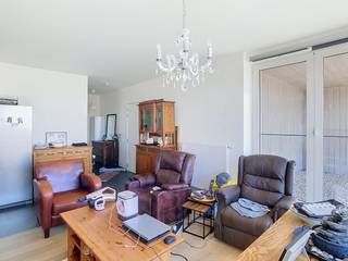 Dit recente appartement in Residentie 't Hof van Vlaanderen bevindt zich aan het station van Poperinge, boven de apotheek en op wandelafstand van de Grote Markt. Het is gelegen op de derde verdieping en bereikbaar met de lift. Een autostaanplaats in inbegrepen in de prijs.<br /><br />Indeling:<br /><br />* Verdieping +3:<br />- lichtrijke ruime leefruimte (48 m²)<br />- open keuken uitgerust met een vaatwasser, koelkast met vriesvak, oven, inductiekookplaat met dampkap en dubbele spoelbak<br />- kleine berging/wasplaats <br />- eerste zuidwest-gericht terras (8 m²) aan de zijkant<br />- nachthal<br />- apart toilet <br />- 2 slaapkamers (13 &amp; 9 m²) <br />- 2 ensuite badkamers voorzien van een inloopdouche, lavabo en ingemaakte kasten<br />- tweede oost-gericht terras (6 m²) aan de achterzijde<br /><br />* Gelijkvloers 0:<br />- private, overdekte autostaanplaats <br />- private berging <br />- gemeenschappelijke fietsenberging<br /><br />=> EPC-label B<br />=> Beschikbaar vanaf 1/11/2026