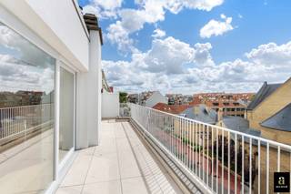 Penthouse lumineux, prêt à emménager, avec façade de 10 m à deux pas de la DumortierlaanCe penthouse entièrement rénové bénéficie d’un emplacement...
