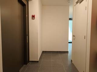 <p><span>Recent appartement aan de vaart in Schoten.</span></p><p><span> </span></p><p><span>Stijlvol huren in residentie De Vaart 1, met de winkels op wandelafstand. Ideaal voor een koppel of alleenstaande. </span></p><p><span> </span></p><p><span>Indeling : hal op grote tegel, lichte woonkamer met open keuken en ingebouwde toestellen (vaatwasser, combi-oven, koelkast, diepvries, inductievuur), schuiframen naar het terras, aparte technische ruimte/berging, apart toilet, badkamer met ligbad en douchewand, dubbele lavabo, hoofdslaapkamer en dressing/ bureel op parkettegel.</span></p><p><span> </span></p><p><span>Diverse:</span></p><p><span> </span></p><ul><li><span>Kelderberging en ondergrondse autostaanplaats (nr 82) aan € 100 / maand</span></li><li><span>Gemeenschappelijke kosten provisie € 70 / maand</span></li><li><span>Ventilatiesysteem, warmtepomp, videofoon, individuele zonnepanelen</span></li><li><span>Beschikbaar vanaf 1/11/2026</span></li></ul>