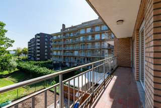 In een groene en rustige zijstraat van de Fruithoflaan in Berchem bevindt zich dit ruim en energiezuinig appartement met een bewoonbare oppervlakte van 142 m² (EPC 154 – label B). Het appartement omvat een ruime inkomhal, twee volwaardige slaapkamers, een badkamer met bad en douche, een apart toilet, een gesloten keuken met bijkeuken en een lichtrijke leefruimte. Twee aangename terrassen zorgen voor extra buitenruimte.<br /><br />In de ondergrondse verdieping is er een garagebox die verplicht dient bijgehuurd te worden aan € 100/maand.<br /><br />De huurprijs bedraagt € 1.200 per maand, met bijkomend € 183 vaste kosten (inclusief waterverbruik en syndickosten). Gas en elektriciteit worden individueel afgerekend.<br /><br />Gelegen nabij winkels, parken, sportfaciliteiten, scholen, station Berchem, de ring en openbaar vervoer.