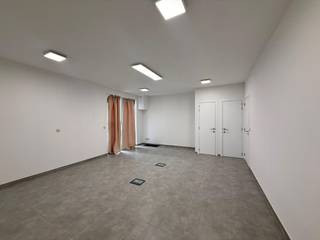 Gelegen langs de Zwijnaardsesteenweg bevindt dit appartement zich op een strategische locatie met een vlotte verbinding naar het centrum van Gent. In de directe omgeving vindt u tal van winkels, supermarkten, scholen en horecazaken. Bovendien is het pand uitstekend bereikbaar met zowel het openbaar vervoer als de wagen, en bent u op korte tijd bij belangrijke invalswegen zoals de E40 en E17, wat zorgt voor een optimale mobiliteit.<br /><br />Dankzij de praktische indeling met afzonderlijke ruimtes is dit appartement uitermate geschikt voor co-housing en het combineren van wonen en home office. Het appartement beschikt over drie ruime slaapkamers, een nieuwe, volledig ingerichte keuken, een apart toilet, een moderne badkamer met wasbak en inloopdouche en een aparte wasruimte. Het appartement is voorzien van vloerverwarming, wat zorgt voor een aangename en energiezuinige woonervaring. Als extra troef geniet u van een zonnige binnenkoer, ideaal om tot rust te komen.<br /><br />Het pand is onmiddellijk beschikbaar voor een maandelijkse huurprijs van 1475 euro + 25 euro gemeenschappelijke kosten. De kosten voor elektriciteit, gas en water zijn apart ten laste van de huurder en het plaatsen van een domicilie is verplicht. In de huurprijs zit een autostaanplaats inbegrepen die tijdens de avonduren (lees vanaf 18u) en in de weekends kan gebruikt worden.<br /><br />Heeft dit pand, ideaal voor gezinnen, koppels en/of co-housers, uw interesse gewekt? Neem dan zeker contact op met Immo Francois Gent door een mailtje te sturen naar gent@immofrancois.be. Hopelijk tot binnenkort!<br /><br />