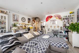 <p>Dit prachtige duplexappartement, perfect gelegen in het hart van het historische stadscentrum van Doornik, is momenteel verhuurd en bevindt zich op de 1e verdieping van een gebouw met uitzicht op de Place Saint-Pierre. Het is als volgt ingedeeld:</p><p>Een ruime woonkamer met een ingerichte en gemeubileerde keuken, een wasruimte en een apart toilet.<br />Op de eerste verdieping: een overloop die toegang geeft tot twee slaapkamers, een ingerichte doucheruimte en een tweede toilet.<br />Op de tweede verdieping: een inrichtbare zolder.</p><p>TECHNISCHE GEGEVENS: Centrale verwarming op gas, PVC-ramen, RC 1790 €, momenteel verhuurd voor 750 €/maand</p>