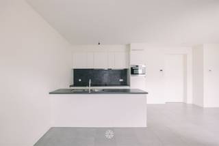 <p><span>GENT</span><span>- Instapklaar appartement met twee slaapkamers en zonnig terras nabij Gent Sint Pietersstation.</span></p><p><span> </span></p><p><span>Dit lichtrijke appartement met twee slaapkamers  is gelegen op de eerste verdieping van de residentie het Park, nabij het station van Gent-Sint Pieters.</span></p><p><span>De residentie werd gebouwd in 2017,  waarbij ingezet werd op energiezuinige technieken en een kwalitatieve afwerking. Dankzij de centrale ligging, het hedendaags comfort en de duurzame materialen biedt dit appartement een toekomstgerichte woonopportuniteit, zowel voor eigen bewoning als voor wie op zoek is naar een interessante investering.</span></p><p><span> </span></p><p><span>De belangrijkste troeven in een notendop: </span></p><ul><li><span>Volledig instapklaar</span></li><li><span>Ondergrondse autostaanplaats</span></li><li><span>Ideaal voor eigen bewoning of investering</span></li><li><span>Inclusief een ondergrondse kelderberging</span></li><li><span>Volledig geïnstalleerde keuken met alle comfort</span></li><li><span>Op wandelafstand van openbaar vervoer, studentencampussen, winkels en horeca</span></li><li><span>Kwalitatieve materialen</span></li><li><span>Zonnig zuidgeoriënteerd terras</span></li><li><span>EPC Label A</span></li></ul><p><span> </span></p><p><span>Indeling: </span></p><p><span>Living met open keuken (oven, dampkap, kookplaat, inbouwkoelkast, vaatwas), ruim terras, nachthal met de eerste slaapkamer, twee slaapkamer/ aparte bureauruimte, badkamer (ligbad/douche + lavabo), berging (met aansluiting voor wasmachine)</span></p><p><span> </span></p><p><span>Belangrijk: </span></p><p><span>Richtprijs: 350.000 EUR + 25.000 EUR (ondergrondse autostaanplaats)</span></p><p><span>EPC: 51 kWh/m² jaar (UC: 20260616-0003895070-RES-1)</span></p><p><span> </span></p><p><span>Benieuwd? Contacteer Axel Lenaerts makelaars voor meer info of een bezoek via <span>zoe@axellenaerts.be</span></span><span> of 09 245 24 24</span></p><p><span> </span></p>