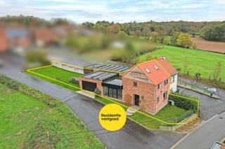 Halfopen nieuwbouwwoning aan de voet van de Zwarte BergDeze halfopen nieuwbouwbebouwing bevindt zich op slechts enkele minuten van de Zwarte Berg en...