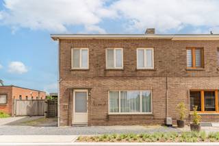 <h3><span>Gezinswoning met 3 slaapkamers, garage en rustige ligging nabij het centrum</span></h3>
<p><span>Deze verzorgde gezinswoning uit 1969 combineert een rustige woonomgeving met een praktische ligging op korte afstand van het centrum, scholen en dagelijkse voorzieningen. Met een bewoonbare oppervlakte van 120 m², drie slaapkamers, een eigen oprit, garage en een aangename buitenruimte vormt dit een woning waar comfort en functionaliteit mooi samenkomen. De straat werd recent heraangelegd, wat bijdraagt aan een verzorgde en aangename woonomgeving.</span></p>
<h4><span>Indeling</span></h4>
<p><span>Via de inkomhal komt u terecht in de ruime en lichtrijke leefruimte. Dankzij de grote raampartijen geniet deze ruimte van een aangename natuurlijke lichtinval. De leefruimte laat zich vlot indelen met een comfortabele zithoek en een gezellige eetplaats.</span></p>
<p><span>Aansluitend bevindt zich de hedendaagse en volledig uitgeruste keuken. Deze ruimte combineert gebruiksgemak met voldoende werk- en bergruimte, waardoor koken en samenzijn centraal staan in het dagelijkse leven.</span></p>
<p><span>Verder beschikt de woning over een praktische kelder die extra opslagmogelijkheden voorziet.</span></p>
<p><span>Op de verdieping bevinden zich drie volwaardige slaapkamers en een verzorgde badkamer. De kamers zijn veelzijdig inzetbaar als slaapkamer, kinderkamer, hobbyruimte of thuiswerkplek.</span></p>
<h4><span>Wooncomfort</span></h4>
<p><span>De woning werd doorheen de jaren goed onderhouden en straalt een verzorgde indruk uit. De logische indeling, aangename leefruimtes en praktische voorzieningen maken dit een comfortabele gezinswoning voor zowel jonge gezinnen als koppels die extra ruimte wensen.</span></p>
<h4><span>Buitenleven</span></h4>
<p><span>Buiten geniet u van een onderhoudsvriendelijk perceel van 266 m². De eigen oprit zorgt voor extra parkeergelegenheid. Achteraan bevindt zich een afzonderlijke garage en een overkapping die het hele jaar door extra gebruiksruimte creëert. Een ideale plek om buiten te ontspannen, te genieten van een maaltijd of praktische opslag te voorzien.</span></p>
<h4><span>Technische troeven</span></h4>
<ul>
<li><span>EPC-label C</span></li>
<li><span>Conforme elektrische installatie</span></li>
<li><span>Goed onderhouden woning</span></li>
<li><span>Praktische kelder</span></li>
<li><span>Eigen oprit en garage</span></li>
</ul>
<h4><span>Ligging</span></h4>
<p><span>De woning bevindt zich in een rustige straat die recent werd vernieuwd. Scholen, winkels, openbaar vervoer en het centrum bevinden zich op korte afstand. Hierdoor combineert deze locatie een aangename woonrust met een vlotte bereikbaarheid.</span></p>
<h4><span>Interesse?</span></h4>
<p><span>Bent u op zoek naar een verzorgde gezinswoning met drie slaapkamers, garage en een rustige ligging dichtbij alle voorzieningen? Neem contact op met Domestic makelaars 014 61 03 86 voor meer informatie of plan een bezoek ter plaatse.</span></p>