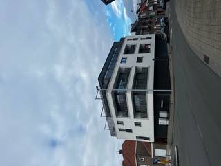 In het centrum van Lauwe bevindt zich een nieuwbouwappartement met 2 slaapkamers, terras en staanplaats.Indeling:Inkomhal, gastentoilet, praktische...