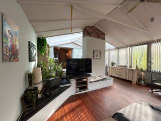 <span><strong>**Op te frissen/ te renoveren woning nabij Centrum Wilsele-Putkapel en E314**</strong></span><br /><br />Nabij het centrum van Wilsele, op een boogscheut van Leuven en tal van <strong>belangrijke invalswegen</strong> kan je deze op te frissen woning met renovatie verplichting binnen de 6 jaar vinden. Dit pand biedt tal van mogelijkheden en is gelegen op <strong>een perceel van 9a70ca</strong> en genietende van een <strong>Zuid-West georiënteerde tuin</strong>.<br /><br /><span><strong>De woning zelf heeft een bewoonbare oppervlakte van meer dan 215m² en heeft volgende indeling: </strong></span><br />De gelijkvloers verdieping bestaat uit een inkomhal, gastentoilet, geïnstalleerde keuken, eetplaats en leefruimte in de veranda. <br />De woning is tevens onderkelderd. Verder zijn er 3 ruime slaapkamers en een 4 e ruimte die op heden dienst doet als dressing en wasplaats. De badkamer is volledig ingericht met douche en dubbele lavabo en gelegen op de bovenste verdieping.<br /><br /><span><strong>De woning is op heden verhuurd! Interesse in een bezichtiging ter plaatse? Neem contact op en informeer naar de bezoekmomenten: jacky@connect-immo.be </strong></span><br /><br />EPC: 503 kWh/m² - UC3515577 - Label F<br />Wg-Gdv-Gvkr-Gvv