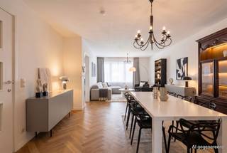 <p>Dit verzorgde gelijkvloerse appartement heeft een <strong>bewoonbare oppervlakte van 93 m²</strong>, 2 slaapkamers, een <strong>prachtige, zonnige tuin</strong>, en optioneel een <strong>externe garagebox</strong>. Bij het betreden van het appartement komt u in de inkomhal met praktische ingemaakte kasten en een apart gastentoilet. Vanuit de hal heeft u toegang tot de verschillende ruimtes van de woning, waaronder de <strong>aangename leefruimte</strong>. Aansluitend bevindt zich de gesloten, geïnstalleerde keuken, uitgerust met een koelkast, vriezer, keramische kookplaat, oven, dampkap en tal van ingemaakte kasten, waardoor er voldoende opbergruimte aanwezig is.</p><p>Verder beschikt het appartement over een badkamer met douche, lavabomeubel en een tweede toilet. Daarnaast is er een <strong>handige berging</strong> voorzien van aansluitingen voor een wasmachine en droogkast. Het appartement telt <strong>twee volwaardige slaapkamers</strong>, waarvan één rechtstreeks toegang geeft tot de prachtige achtertuin. Via de tuin bereikt u de garagebox die optioneel mee aan te kopen is à € 30.000,00.</p><p>Extra troeven:<br />- Garagebox optioneel aan te kopen à € 30.000,00 (vaste prijs)<br />- Rolluiken aanwezig<br />- EPC: 127 kWh/m² (B-score -> GEEN renovatieverplichting)<br />- Centrale ligging op wandelafstand van winkels, horeca en openbaar vervoer<br />- Woongebied, geen VKR<br />- Het maatregelenregister en stedenbouwkundig uittreksel is in aanvraag</p><p>Voor meer info ga naar www.coenenvastgoed.be of bel 03/375.82.92<br /> </p>