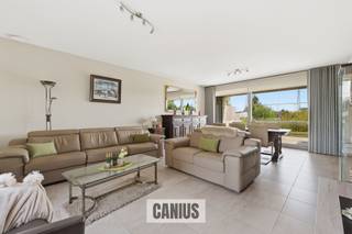 <p><span>ENERGIEZUINIG APPARTEMENT MET 3 SLPK EN RUIME TERRASSEN</span></p><p><span>Bent u op zoek naar een instapklaar duplex appartement te koop in Sint-Truiden waar ruimte, comfort en een rustige ligging hand in hand gaan? Dan is dit prachtige appartement in residentie Gulden Bodem (bouwjaar 2017) absoluut een bezoek waard.</span></p><p><span>Dit stijlvolle duplex appartement bevindt zich aan de stadsrand van Sint-Truiden, in een rustige doodlopende straat met een aangenaam groen uitzicht. Toch bevindt u zich op slechts 15 minuten wandelen van het bruisende stadscentrum met winkels, scholen, horeca en openbaar vervoer binnen handbereik. Hier geniet u van de perfecte combinatie tussen rustig wonen en een uitstekende bereikbaarheid.</span></p><p><span>Met een bewoonbare indeling die bijzonder ruim aanvoelt, biedt dit appartement alle comfort voor gezinnen, koppels of wie op zoek is naar extra leefruimte. De lichtrijke leefruimte sluit naadloos aan op de volledig ingerichte keuken en geeft toegang tot één van de twee uitzonderlijk ruime terrassen. Dankzij zowel een noordelijke als zuidelijke oriëntatie geniet u op elk moment van de dag van een aangename buitenruimte.</span></p><p><span>Verder beschikt het appartement over drie volwaardige slaapkamers, een moderne badkamer met inloopdouche, een afzonderlijk toilet en voldoende bergruimte. Bovendien horen een private kelderberging en een ondergrondse autostaanplaats bij het appartement. In de ondergrondse parkeergarage is eveneens een gemeenschappelijke fietsberging voorzien. Wie nood heeft aan een extra parkeerplaats, kan bovendien een tweede autostaanplaats aankopen voor 25.000.</span></p><p><span>Ook op energetisch vlak scoort deze recente residentie uitstekend. Dankzij de vloerverwarming op aardgas, een EPC-label A, zonnepanelen voor de gemeenschappelijke delen en regenwaterrecuperatie geniet u van een energiezuinige woning met een laag energieverbruik en een hoog wooncomfort.</span></p><p><span>De residentie beschikt bovendien over een lift en een rolstoeltoegankelijk toegangspad, wat het wooncomfort en de toegankelijkheid voor jong en oud aanzienlijk verhoogt.</span></p><p><span>Troeven</span></p><p><span>- Instapklaar duplex appartement (bouwjaar 2017)</span></p><p><span>- Drie ruime slaapkamers en twee uitzonderlijk grote terrassen</span></p><p><span>- Energiezuinig met EPC-label A en vloerverwarming</span></p><p><span>- Ondergrondse autostaanplaats, kelderberging en gemeenschappelijke fietsbergin</span></p><p><span>- Lift, rolstoeltoegankelijke toegang en rustige ligging nabij het centrum van Sint-Truiden</span></p><p><span> </span></p><p><span>Nieuwsgierig geworden naar dit stijlvol appartement? Contacteer ons voor meer informatie 011 36 24 24 of <span>info@canius.be</span></span></p><p><span>*Deze gegevens zijn louter ter informatieve titel. De vermelde oppervlaktes zijn slechts indicatie. Canius Real Estate kan niet verantwoordelijk gesteld worden voor de juistheid van de aan haar verstrekte gegevens.</span></p>