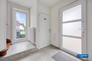 Op een uitstekende ligging, op korte afstand van de Grote Markt van Tongeren, winkels, scholen en tal van voorzieningen, vinden we deze mooie, volledig vernieuwde en instapklare stadswoning met een aangename, zuidgerichte tuin.<br />De woning combineert een moderne inrichting met veel leefruimte en is dankzij de talrijke vernieuwingen helemaal klaar voor haar nieuwe eigenaars.<br /><br />Via de inkomhal met gastentoilet bereikt u de ruime, open leefruimte. Dankzij de grote ramen geniet u hier van een aangenaam zicht en een directe verbinding met het terras en de tuin. De moderne, volledig ingerichte keuken is voorzien van kwalitatieve toestellen en sluit mooi aan bij de leefruimte.<br /><br />De verdieping beschikt over drie ruime slaapkamers, allemaal afgewerkt met een onderhoudsvriendelijke laminaatvloer. Daarnaast is er een ruime badkamer met ligbad, instapdouche, lavabomeubel en toilet.<br /><br />De zolder is bereikbaar via een valluik met trap en beschikt over dakisolatie. De vloer en het plafond zijn afgewerkt met OSB-panelen, waardoor deze ruimte heel wat mogelijkheden biedt als extra bergruimte.<br /><br />De woning beschikt bovendien over een praktische kelderverdieping met bergruimte, wasruimte, een ruime garage en een aparte toiletruimte. De centrale verwarmingsinstallatie op aardgas dateert van 2020.<br /><br />Een absolute troef is de ruime, volledig zuidgerichte tuin. Het aangename zonneterras, dat deels overdekt is, vormt de ideale plek om te genieten van zonnige dagen en gezellige momenten buiten.<br /><br />De woning werd grondig aangepakt en beschikt onder meer over:<br />een nieuwe elektrische installatie;<br />een nieuwe centrale verwarming op aardgas;<br />nieuw sanitair;<br />nieuwe vloeren;<br />een vernieuwde, moderne inrichting.<br />Kortom: een instapklare stadswoning met 3 slaapkamers, garage, ruime zuidgerichte tuin en een uitstekende ligging nabij het centrum van Tongeren.