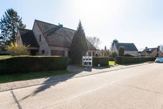 <p>Wonen in een rustige, residentiële wijk in Weerde? Dat kan! Deze goed onderhouden 3-gevelwoning, gelegen op een perceel van 380m², is op zoek naar een nieuwe eigenaar. De woning werd gebouwd in 1986 en werd steeds met de nodige zorg onderhouden.</p>
<p>Via de inkomhal, met toegang tot een apart toilet, betreed je de woning. Van hieruit kom je in de gezellige leefruimte en de geïnstalleerde keuken. Aansluitend aan de leefruimte bevindt zich een bureau of slaapkamer op het gelijkvloers van ca. 10 m². Aan de achterzijde van de woning vind je een veranda, ideaal om tijdens het tussenseizoen aangenaam te vertoeven.</p>
<p>Op de eerste verdieping bevinden zich drie ruime slaapkamers, een extra bergruimte en een recent gerenoveerde badkamer uitgerust met een ligbad, douche, dubbele lavabo en toilet. Daarnaast is er een bergzolder van ca. 20 m² aanwezig.</p>
<p>Verder beschikt de woning over een inpandige garage en een aangename tuin met overdekt terras en tuinhuis.</p>
<p>De woning is momenteel verhuurd en beschikbaar mits inachtneming van de lopende huurovereenkomst.</p>
<p>Ben je benieuwd en wens je graag een bezoek? Contacteer ons via 015 68 26 08 of info@imperiavastgoed.be</p>