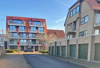 Ben je op zoek naar een vlot toegankelijke garage op het gelijkvloers?<br />Deze garagebox, gelegen op de Duinenweg 373 te Middelkerke, is dankzij de lengte ideaal om 2 wagens achter elkaar te plaatsen. Ook perfect als extra opslagruimte aan zee!<br /><br />📍 Toplocatie: Duinenweg 373, Middelkerke<br />🚗 Makkelijk in te rijden – geen hellingen, gelijkvloers<br /><br />📏 Afmetingen:<br /><br />Inrijbreedte: 2m37<br />Inrijhoogte: 1m93<br />Diepte: 9m<br />Breedte: 2m70<br />Hoogte: 2m45<br /><br />💰 Vraagprijs: € 90.000<br /><br />Op zoek naar een ruime, handige en centraal gelegen garage aan de kust?<br />📩 Stuur ons gerust een bericht voor meer info! 🚗🔐