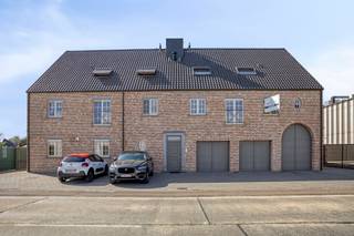 Meer info via 016/199 348 of info@homixx.be!<br /><br />Dit recente duplex appartement is gelegen in een kleine residentie in centrum Baal. Vlakbij winkels, scholen en openbaar vervoer.<br /><br />Via de inkomhal met gastentoilet komen we in de ruime en lichtrijke leefruimte. Naast de volledig uitgeruste keuken bevindt zich een handige aparte berging. <br />Op de tweede verdieping zijn 2 ruime slaapkamers en een badkamer met bad, dubbele lavabo en tweede toilet terug te vinden. <br />In de kelder is er een aparte persoonlijke berging terug te vinden. <br />Achteraan het gebouw bevindt zich nog een handige gemeenschappelijke fietsenstalling. <br /><br />De maandelijkse huurprijs bedraagt 950 EUR + 30 EUR gemeenschappelijke kosten = 980 EUR<br />Bovendien is het onmiddellijk beschikbaar!<br /><br />Ontdek snel het potentieel van dit knappe duplex appartement en maak je afspraak via 016/199 348 of info@homixx.be!
