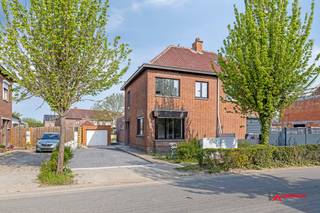 Deze gerenoveerde woning beschikt op het gelijkvloers over een woonkamer, een apart toilet en een (niet ingerichte) keuken.  Op de eerste...