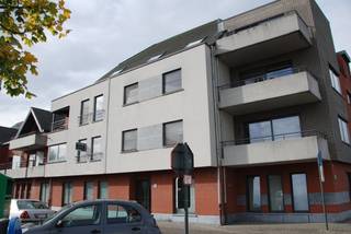 Instapklaar appartement op de 1eV bestaande uit: -1: ondergrondse autostaanplaats, ondergrondse privatieve berging; 1eV: inkomhall, woonkamer, ingerichte keuken, berging, 2 slaapkamers, apart toilet en ingerichte badkamer. Het appartement beschikt tevens over een zuidelijk gericht terras. LIFT AANWEZIG. 3 maanden huurwaarborg. Gemeenschappelijke kosten: € 85,00/maand. Zéér gunstig en centraal gelegen nabij oprit E-19 Antwerpen - Brussel en stadsring Mechelen. Op wandelafstand van diverse winkels en het openbaar vervoer. BESCHIKBAAR 1/10/2026!