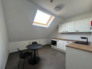 <span>In Residentie 'Tientje, gelegen in dé Tiensestraat te Leuven grenzend aan tal van Universiteitscampussen, Stadspark, Stadskern, Openbaar vervoer, Supermarkt... kan je deze studentenresidentie vinden. Niet enkel de ligging is een enorme troef maar ook de private fietsenstalling en de entiteiten zelf geven een aangenaam gevoel. De studio zelf genieten van een privatieve badkamer en keuken en ondergingen zo net een metamorfose (2024). Het gebouw zelf is slechts 10 jaar oud. UNIT 0501 is een extra ruime unit gelegen aan zowel de voorzijde als achterzijde van het gebouw en heeft een aparte slaapruimte. Deze unit zal volledig bemeubeld aangeboden worden (levering meubels asap).<br /><br /><strong>Bewoonbare oppervlakte: ongeveer 20m²</strong><br /><strong>Vloer oppervlakte is 32m² door schuine wanden</strong><br /><br /></span><strong><span>Badkamer: Toilet, douche, lavabo</span></strong><br /><strong><span>Keuken: Frigo + diepvriesvakje, kookplaten, microgolfoven, vaatwasser, dampkap.</span></strong><br /><br /><strong>Een bezoekje ter plaatse in plannen? Dat kan! 0495 53 46 49 of jacky@connect-immo.be</strong><br /><span>Wg-Gvkr-Gdv-Gvv<br /></span>