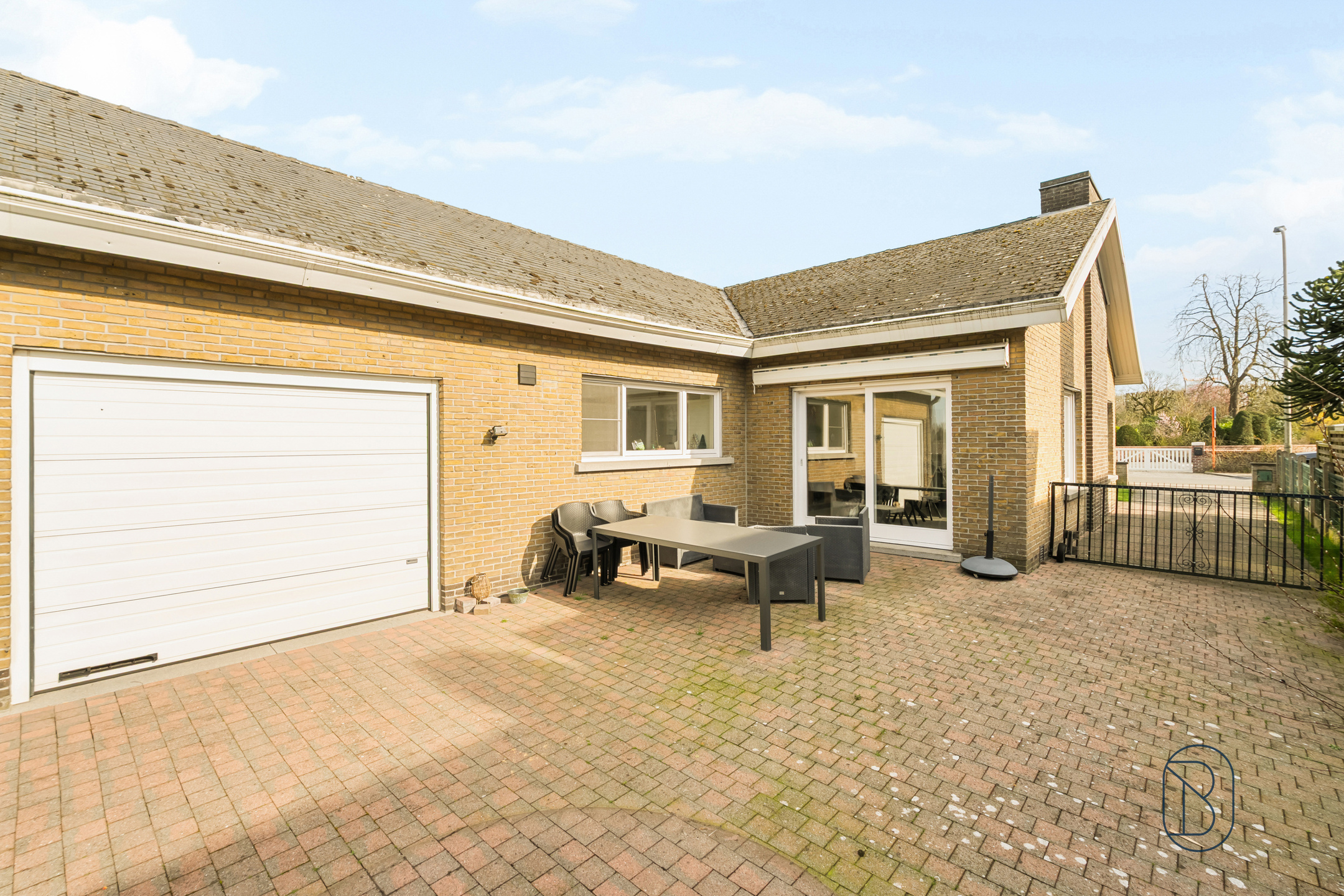 Ruime bungalow met tuin en garage op topligging.  - foto 3