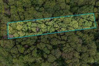Contact : Maxime Van den Abbeele - 0494/05.23.55 - maxime.v@weinvest.be<br /><br />We Invest Charleroi &amp; En Fagne vous présente ce terrain à bâtir de 2.793 m², situé dans un environnement calme et verdoyant, à quelques minutes seulement de Philippeville.<br /><br />Avec une largeur d'environ 24 mètres et une profondeur de 126 mètres, cette belle parcelle offre de nombreuses possibilités pour concrétiser votre projet de construction. Le terrain sera vendu entièrement libre, la maisonnette en bois actuellement présente étant retirée avant la vente. Il est déjà partiellement clôturé.<br /><br />Vous profiterez d'un cadre agréable, alliant tranquillité et proximité des commodités. Les nombreux espaces naturels et chemins de promenade de la région séduiront les amateurs de nature et de calme.<br /><br />Faire offre à partir de 77.000 €, sous réserve d'acceptation par les propriétaires.<br /><br />Contactez Maxime V pour toute information complémentaire ou pour organiser une visite.